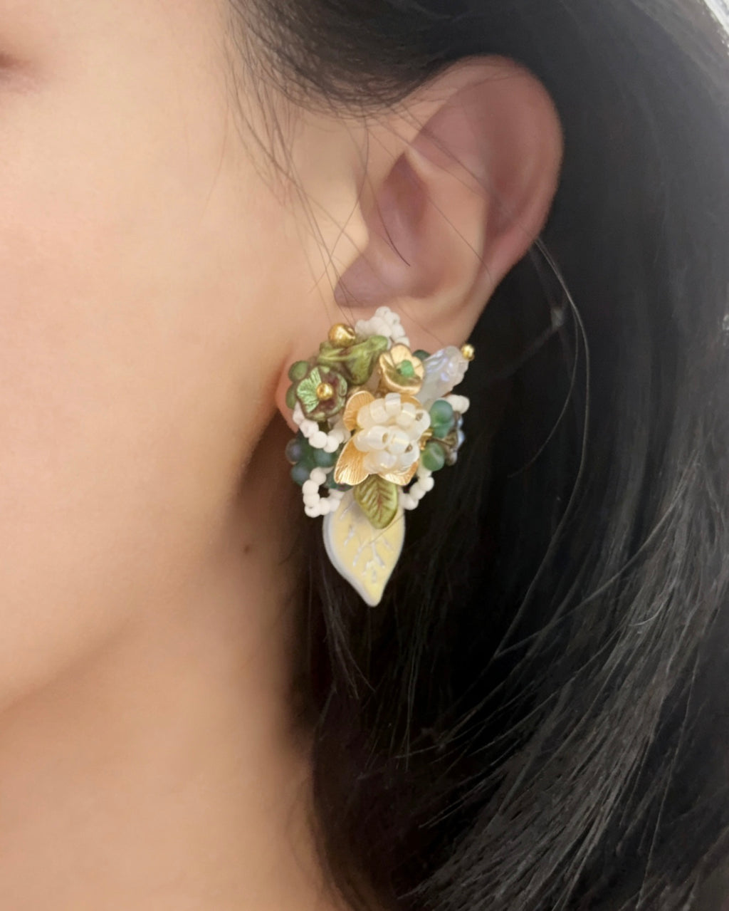 「Floral Cluster · In a leaf」Handmade Beaded Earrings