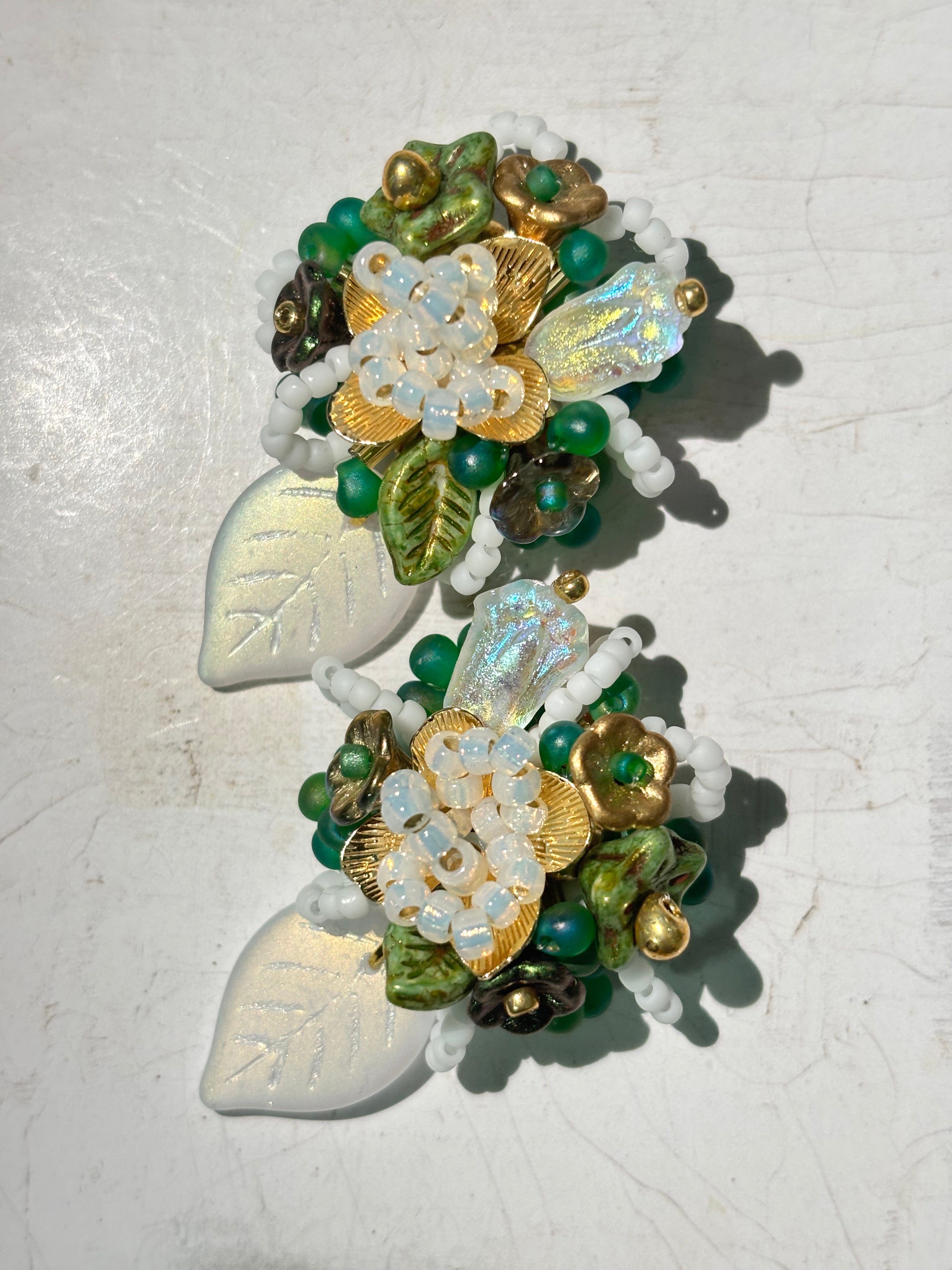「Floral Cluster · In a leaf」Handmade Beaded Earrings