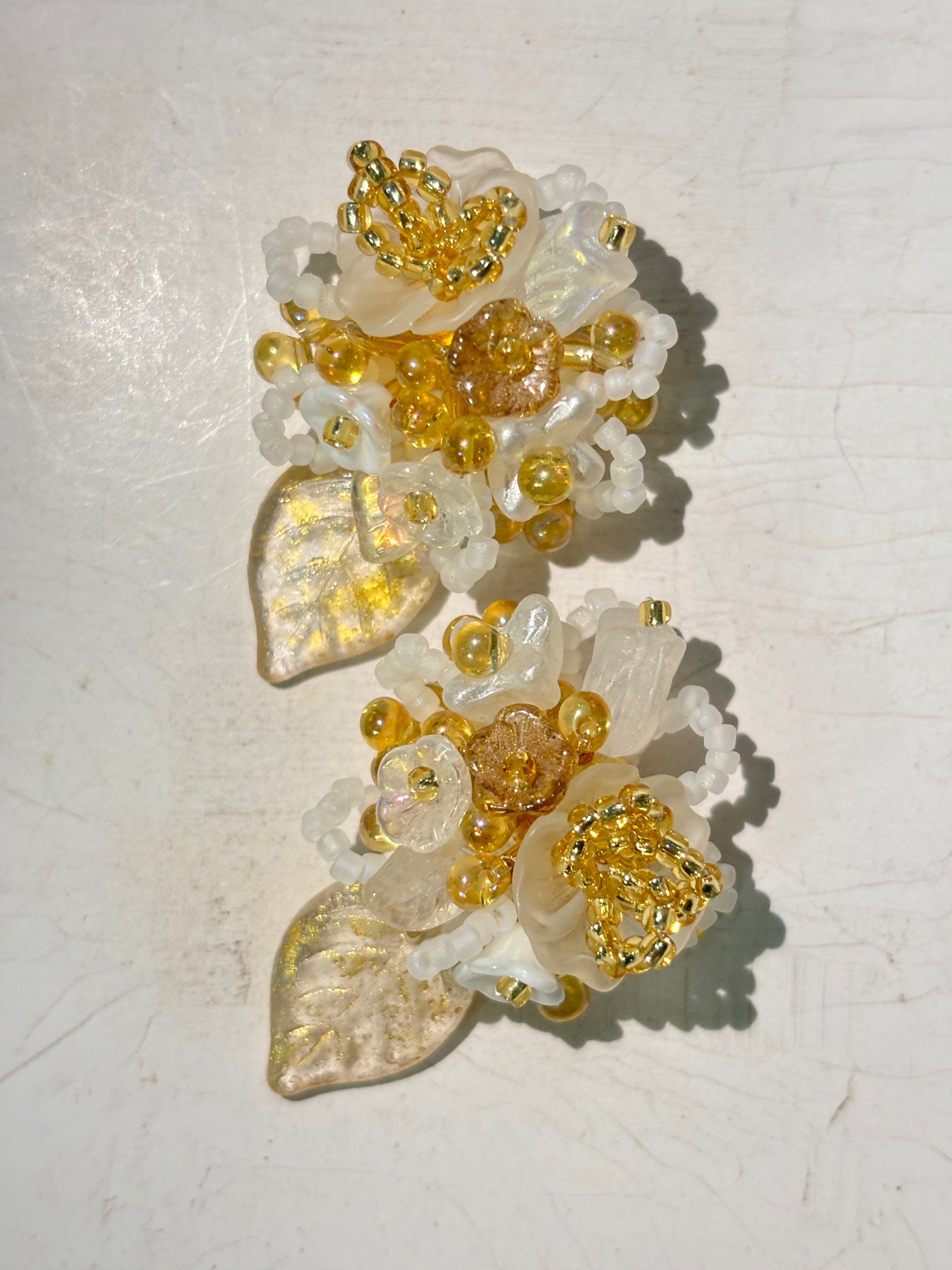 「Floral Cluster · In a leaf」Handmade Beaded Earrings