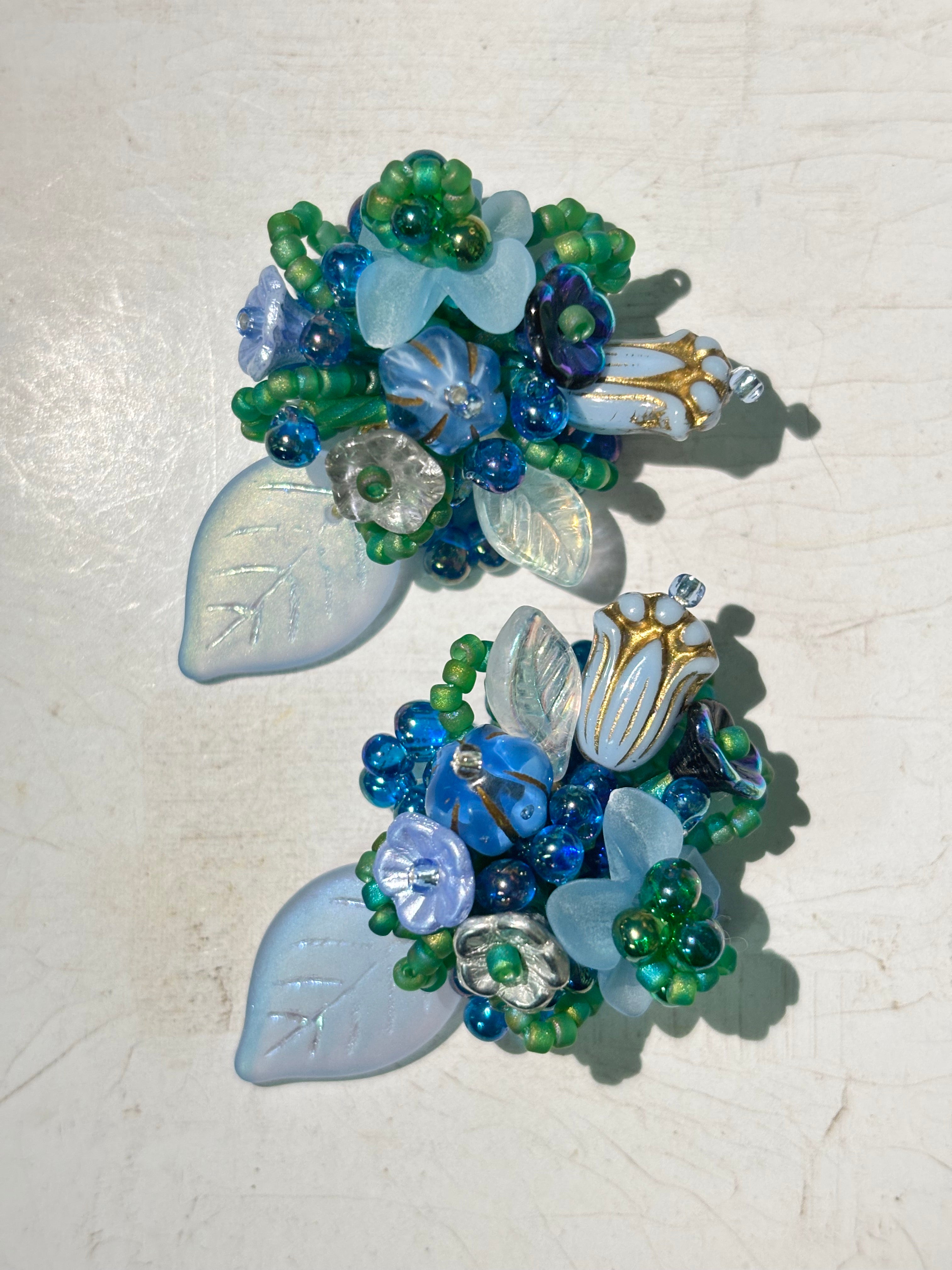 「Floral Cluster · In a leaf」Handmade Beaded Earrings