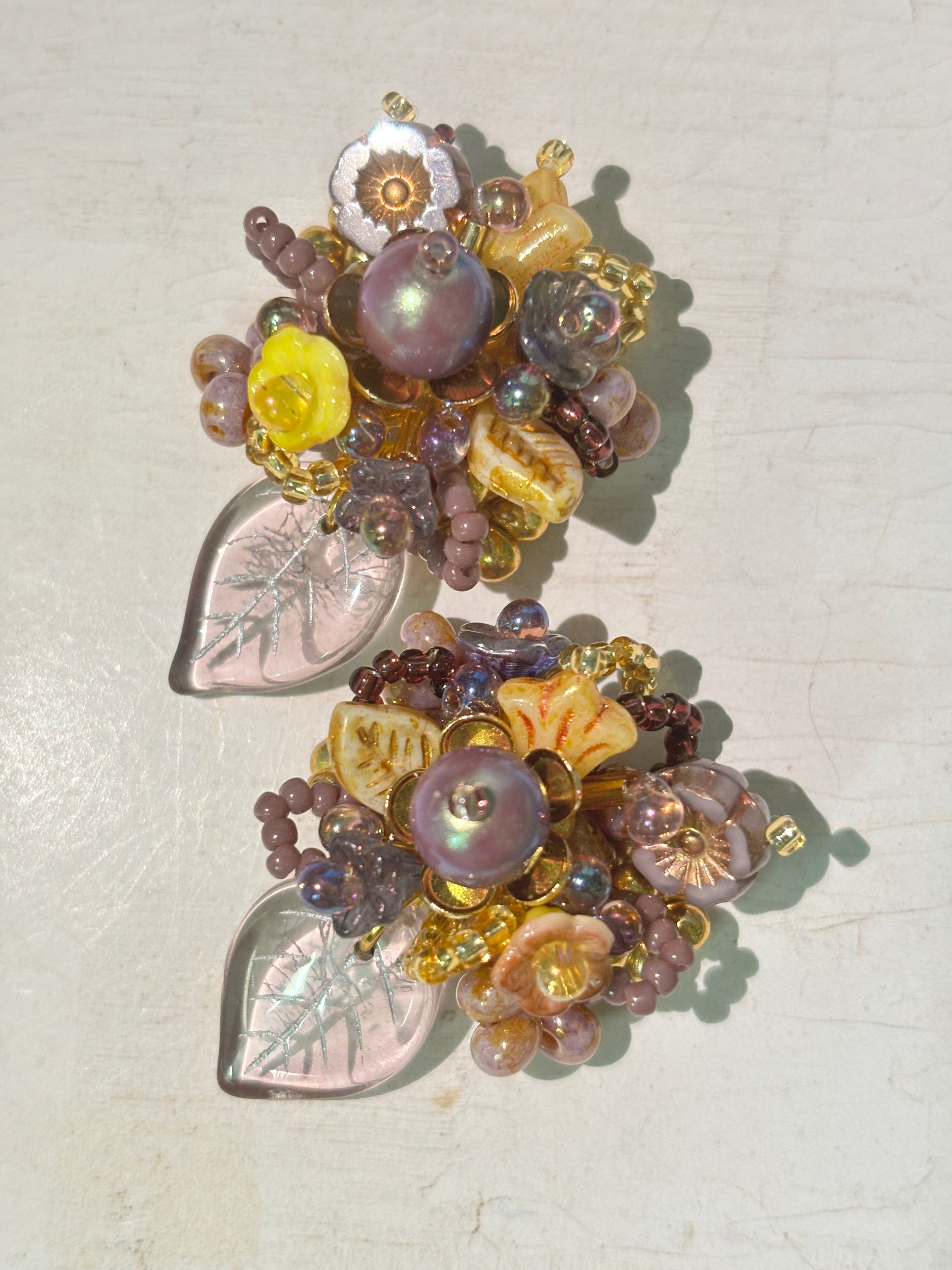 「Floral Cluster · In a leaf」Handmade Beaded Earrings
