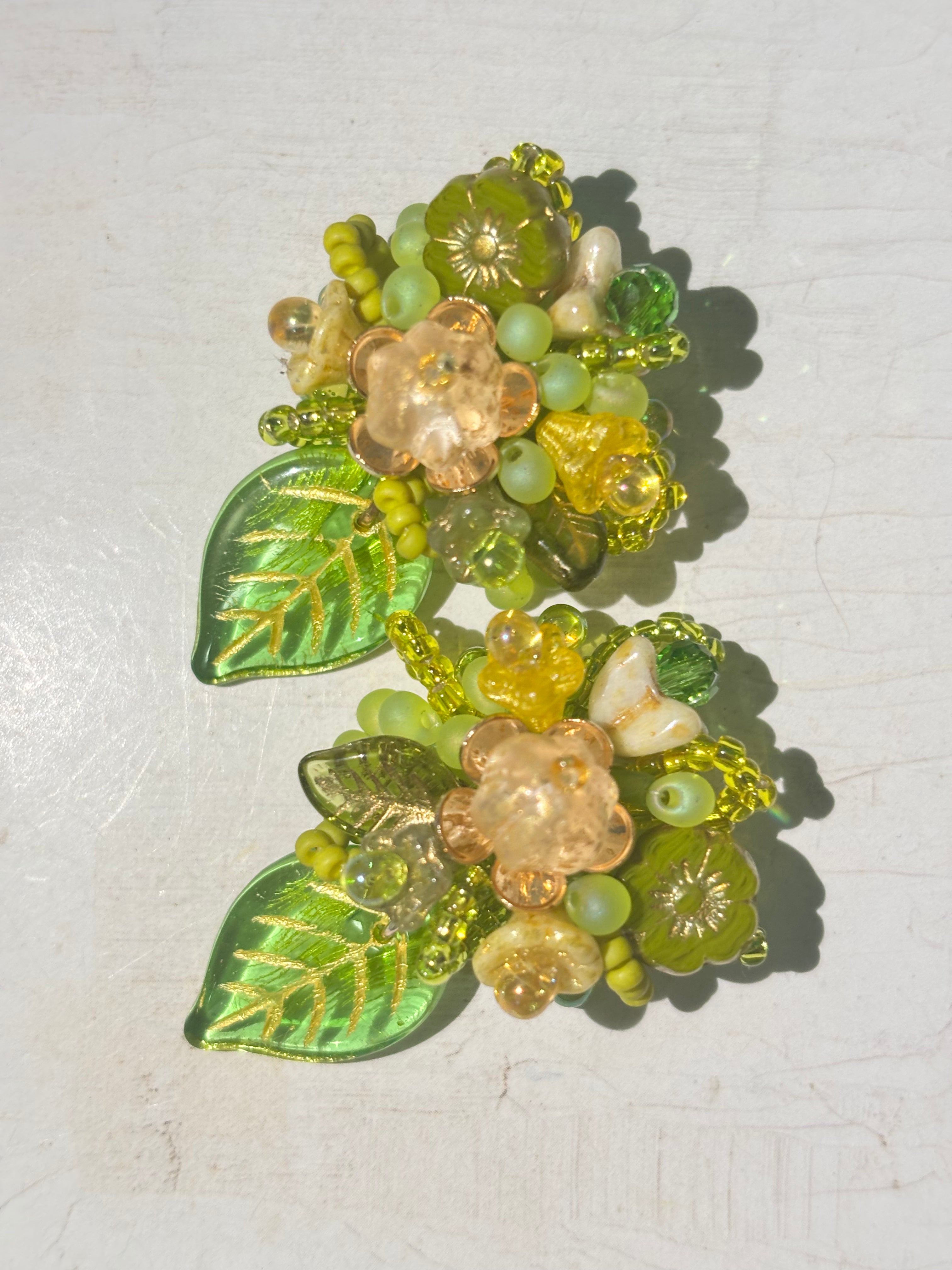 「Floral Cluster · In a leaf」Handmade Beaded Earrings
