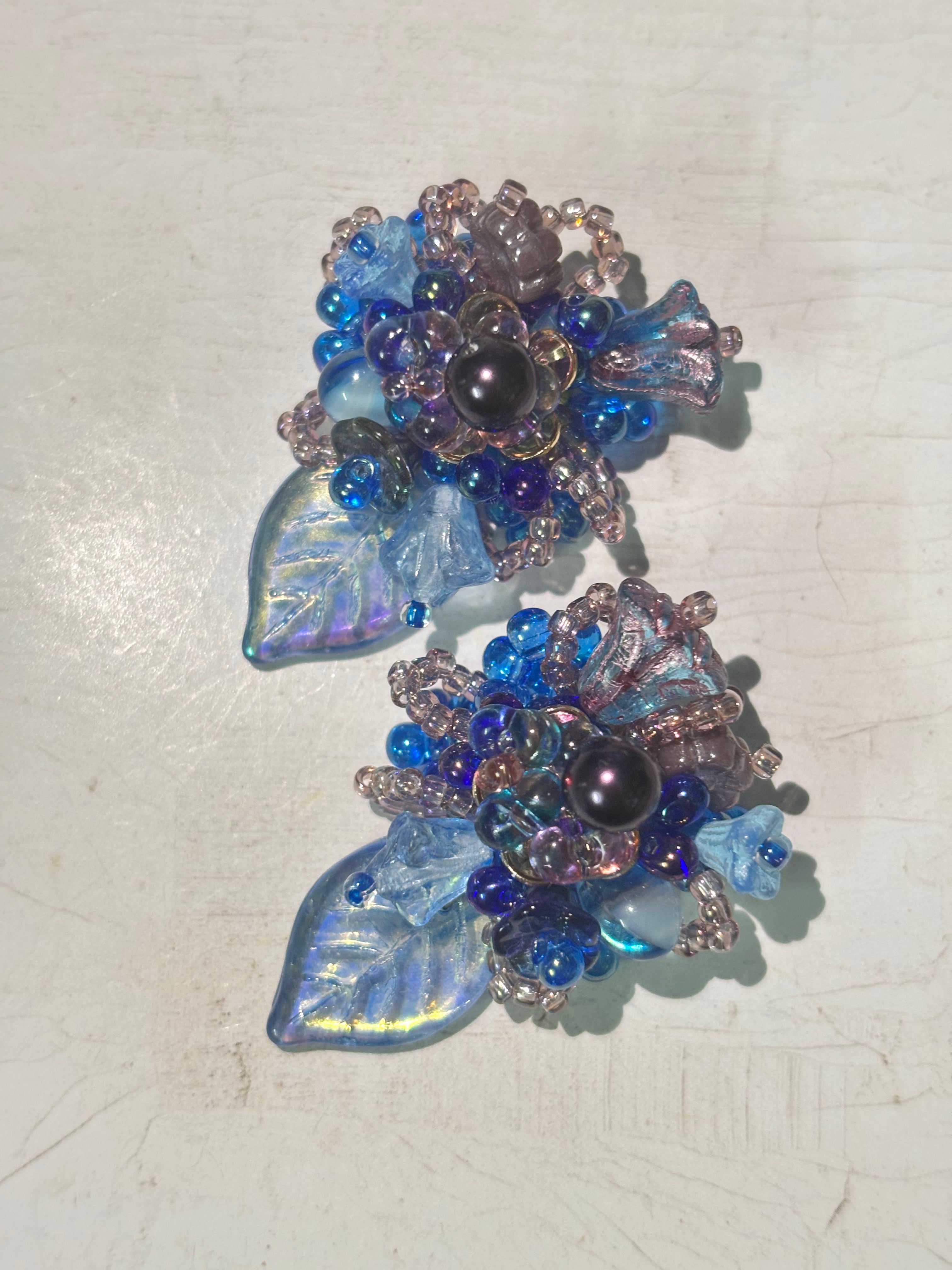 「Floral Cluster · In a leaf」Handmade Beaded Earrings