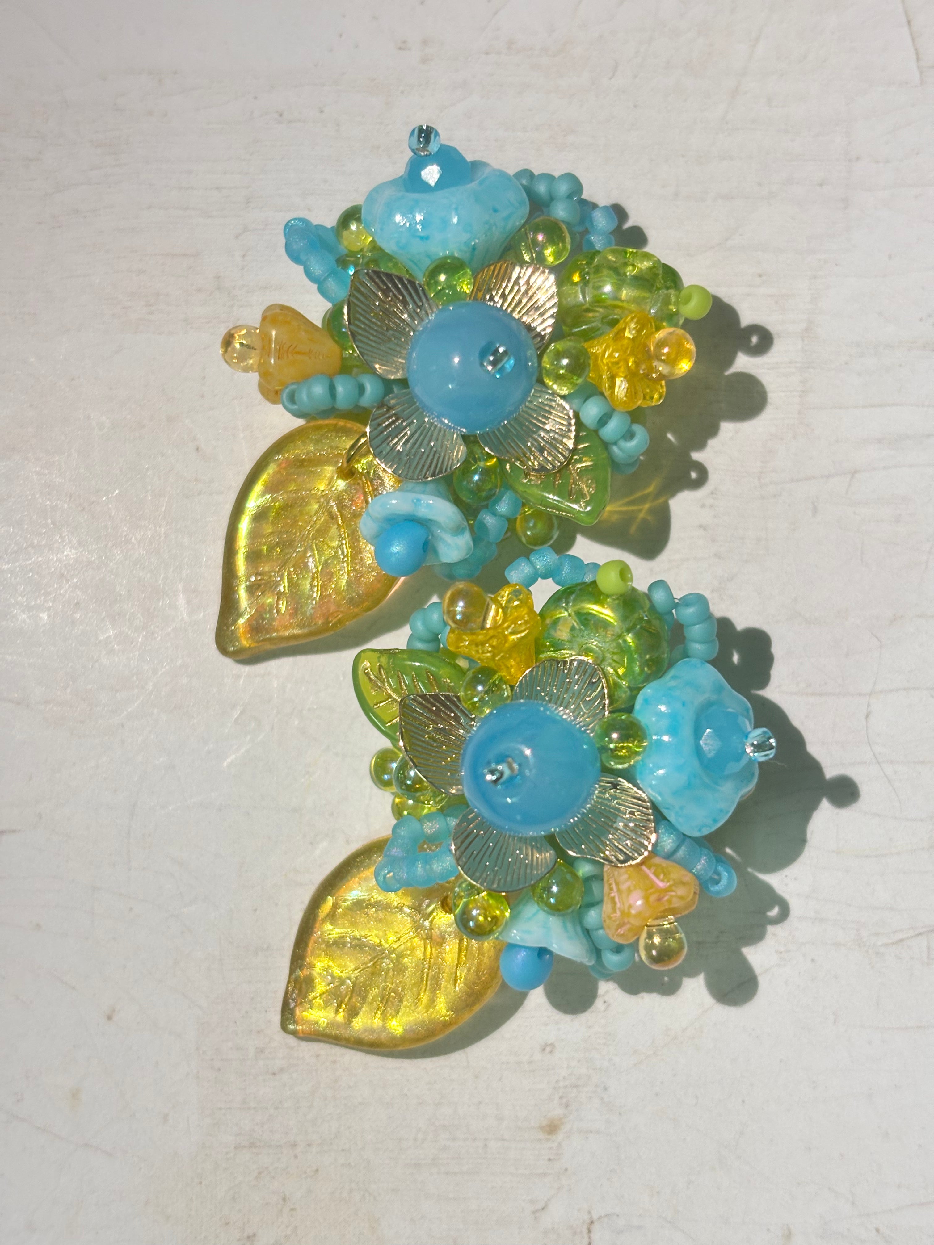 「Floral Cluster · In a leaf」Handmade Beaded Earrings