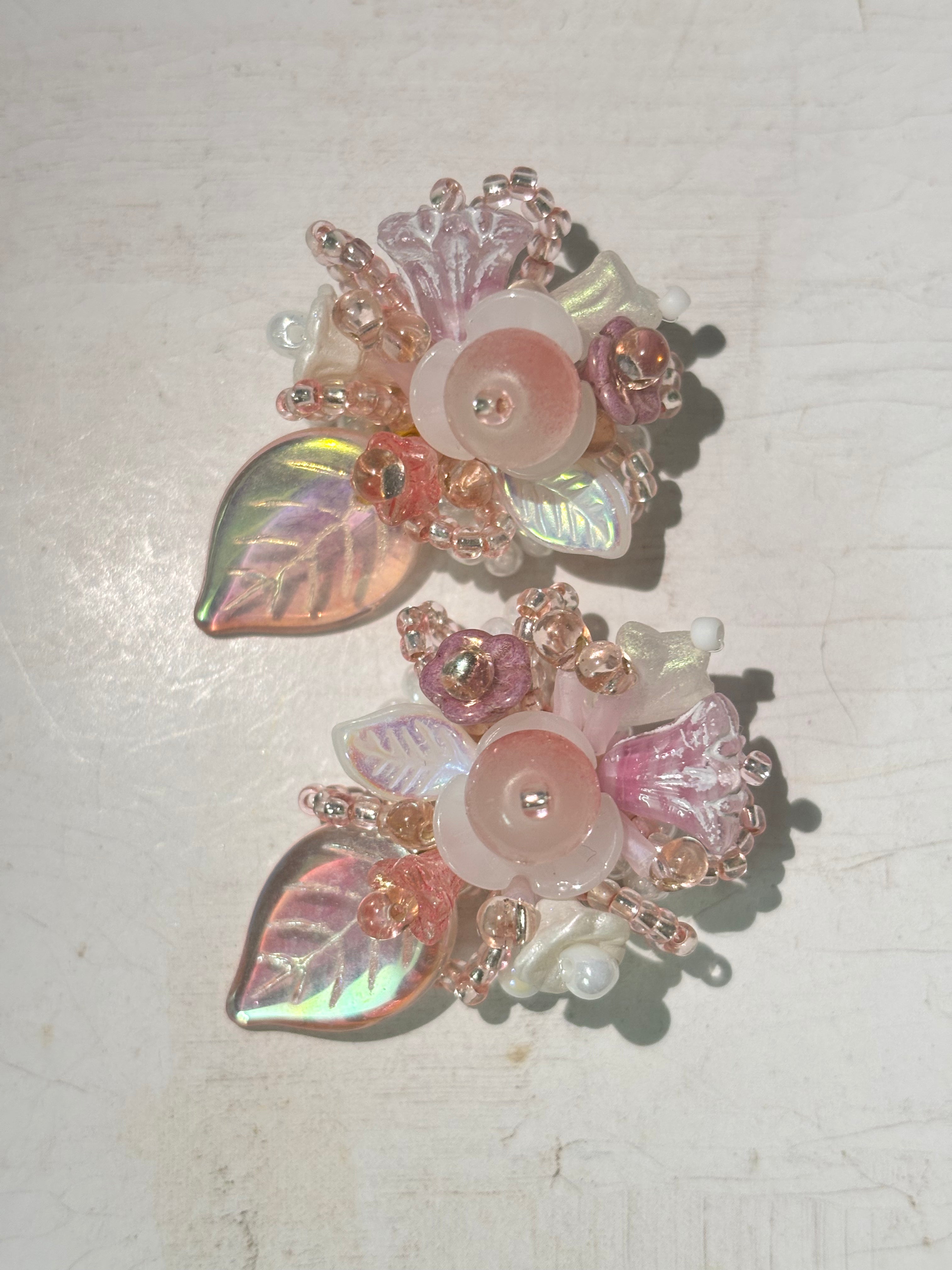 「Floral Cluster · In a leaf」Handmade Beaded Earrings