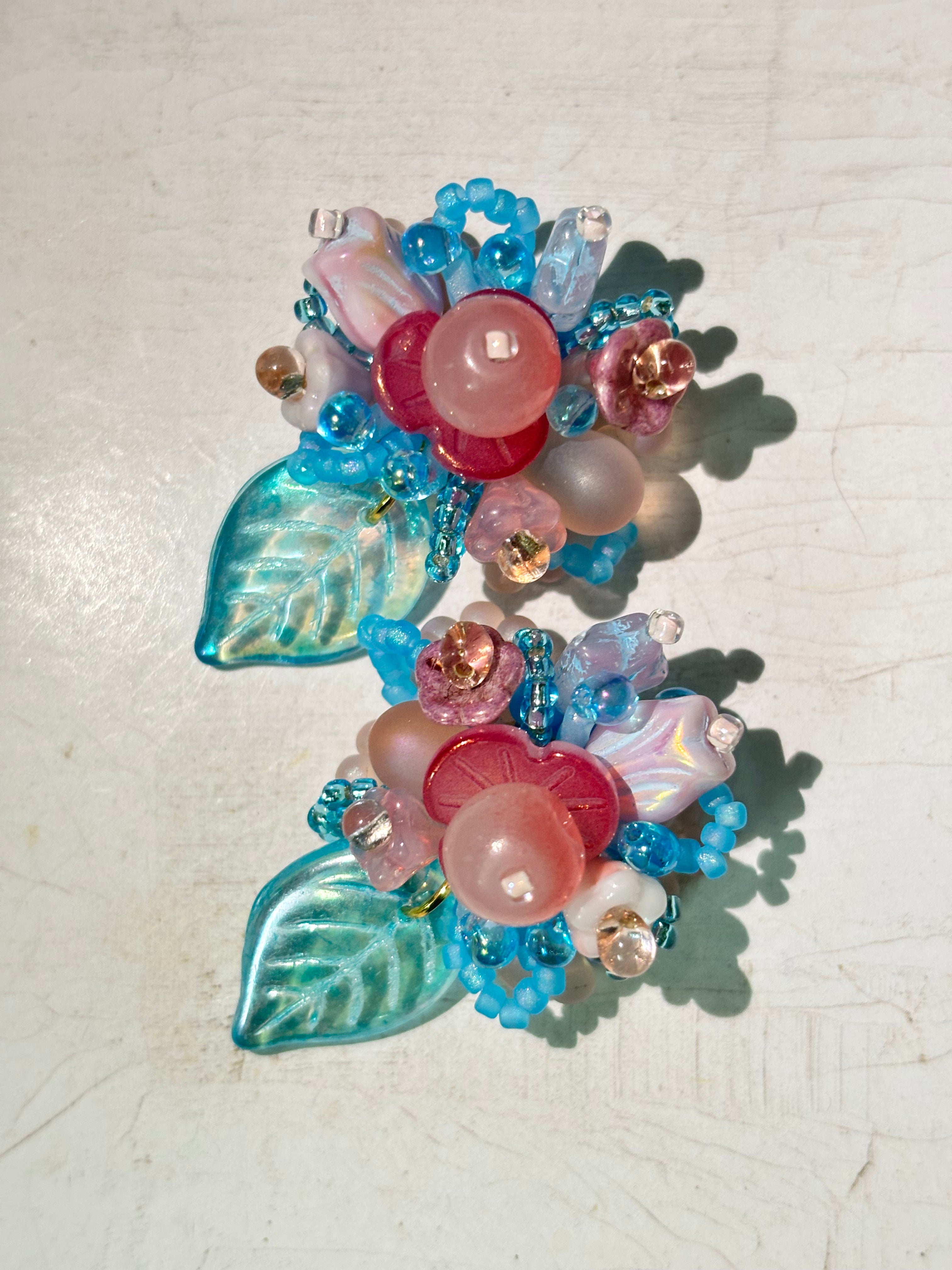 「Floral Cluster · In a leaf」Handmade Beaded Earrings