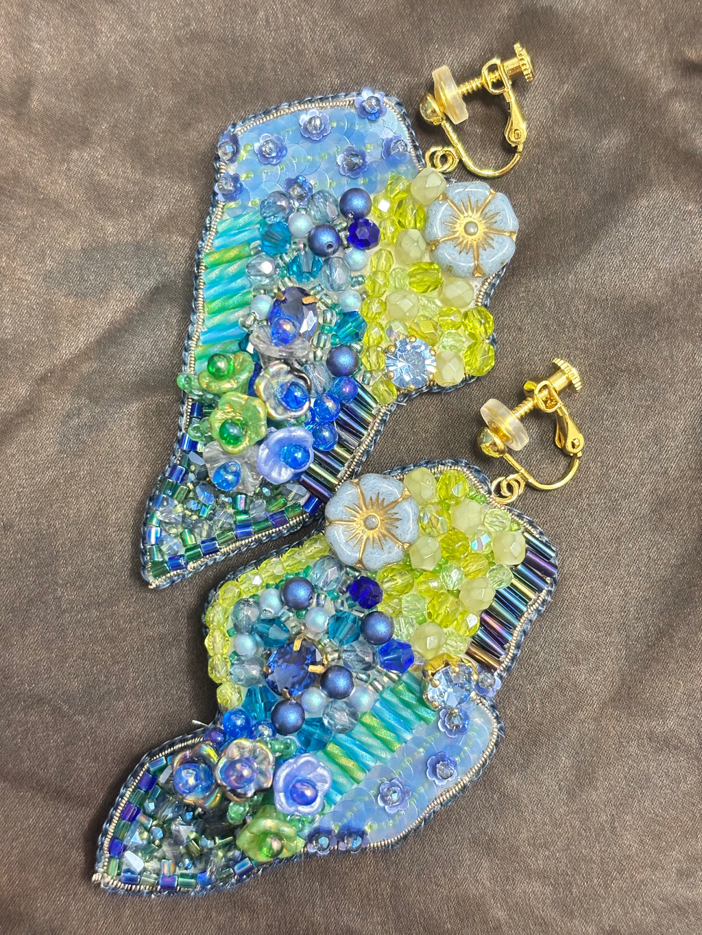 「Flower Bloom Island」Handmade Embroidered Earrings,Island-Shaped Beaded Earrings