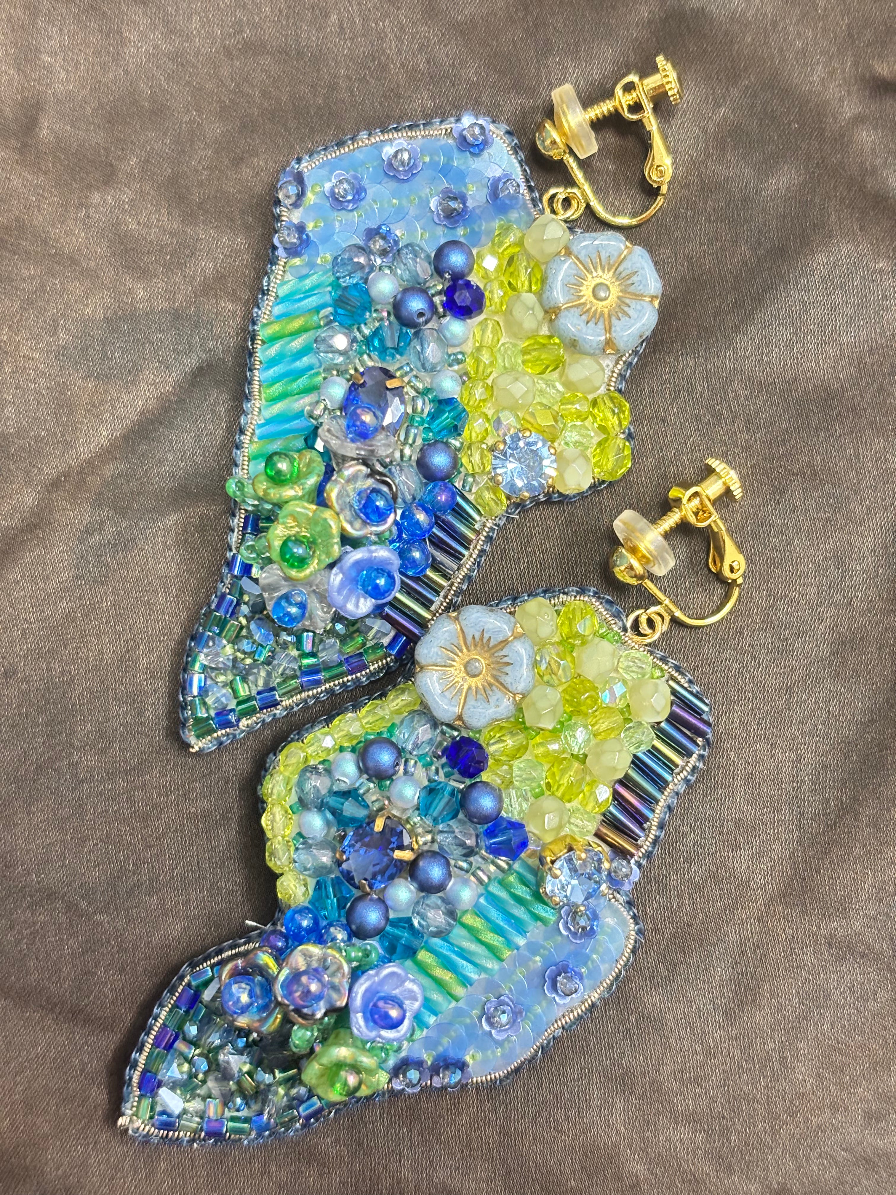 「Flower Bloom Island」Handmade Embroidered Earrings,Island-Shaped Beaded Earrings