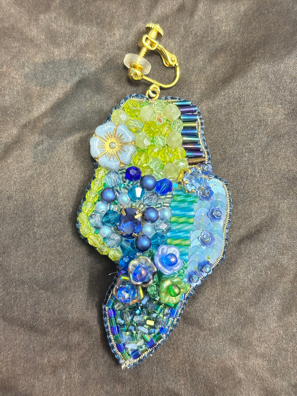 「Flower Bloom Island」Handmade Embroidered Earrings,Island-Shaped Beaded Earrings