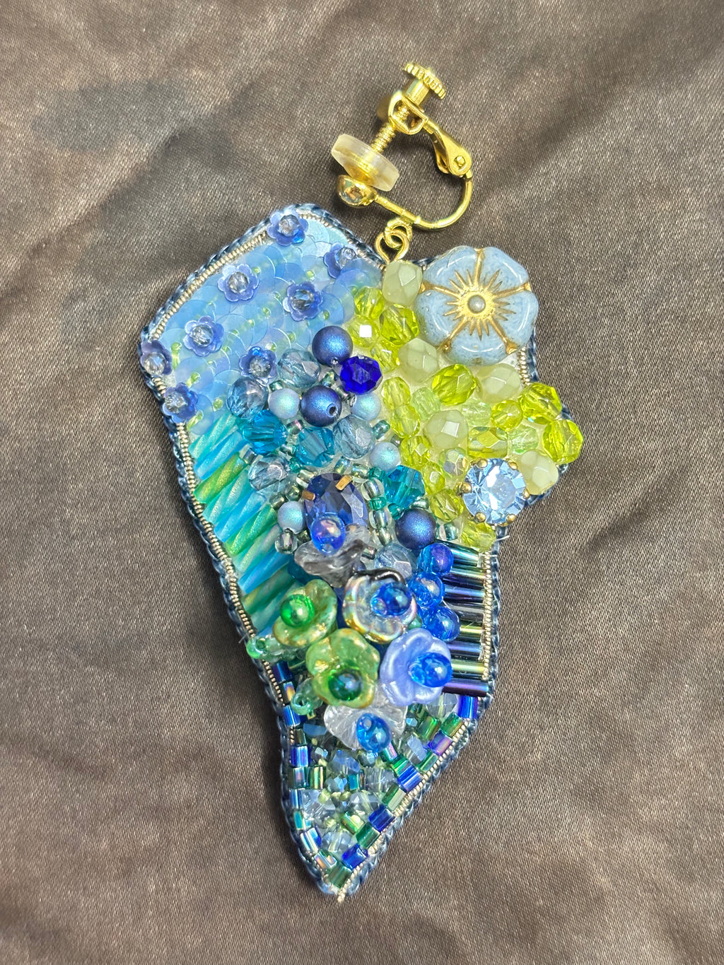 「Flower Bloom Island」Handmade Embroidered Earrings,Island-Shaped Beaded Earrings