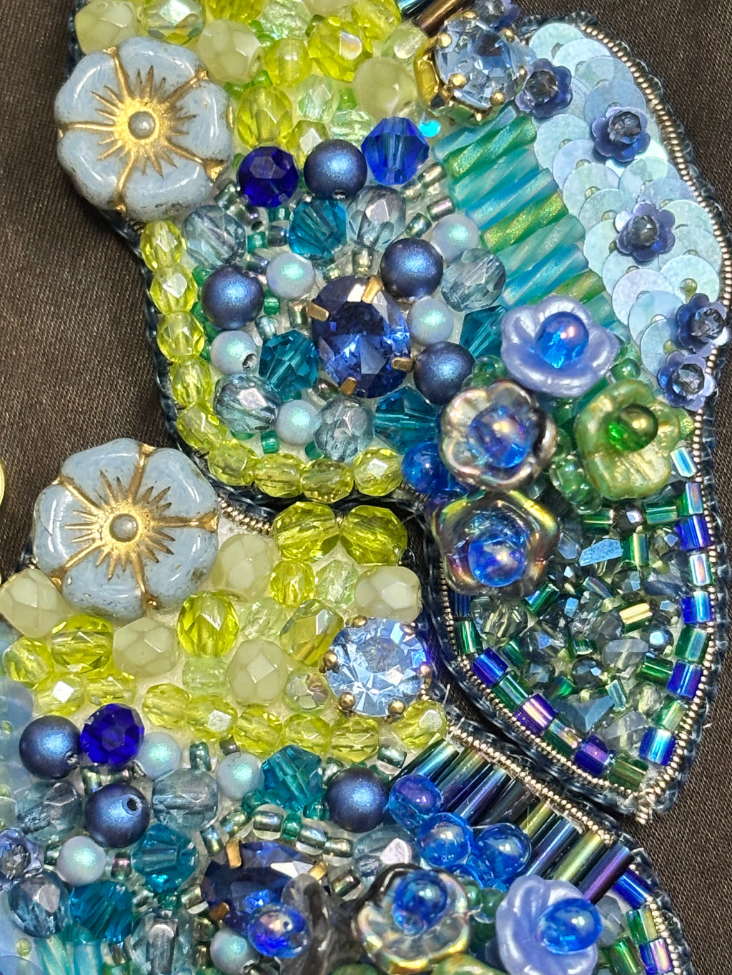 「Flower Bloom Island」Handmade Embroidered Earrings,Island-Shaped Beaded Earrings