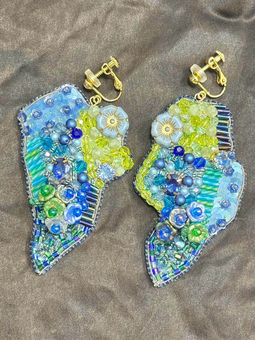 「Flower Bloom Island」Handmade Embroidered Earrings,Island-Shaped Beaded Earrings