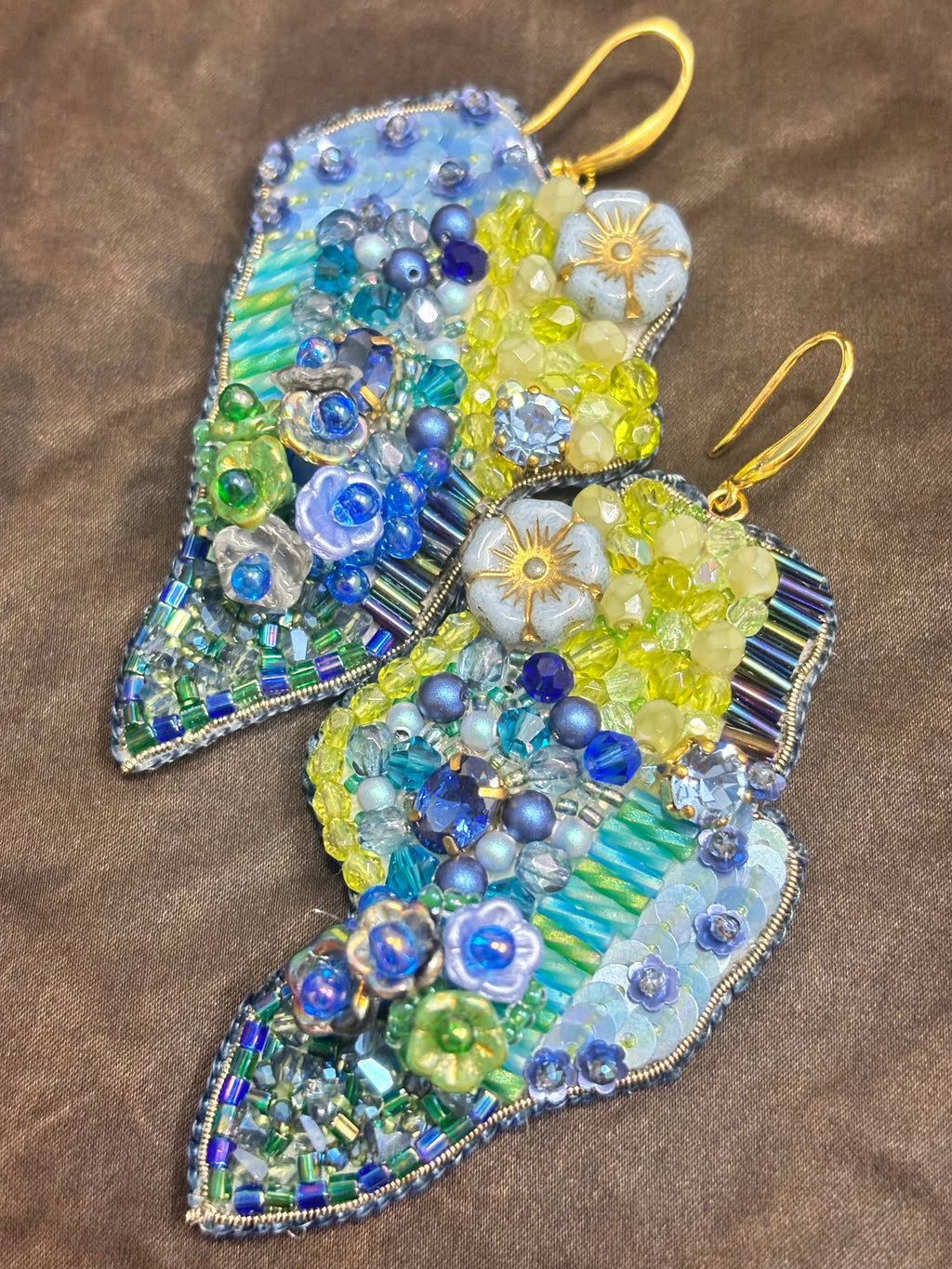 「Flower Bloom Island」Handmade Embroidered Earrings,Island-Shaped Beaded Earrings
