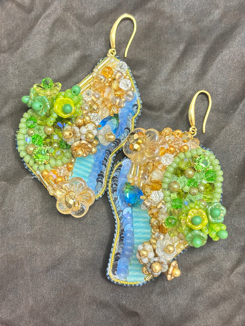 「Flower Bloom Island」Handmade Embroidered Earrings,Island-Shaped Beaded Earrings